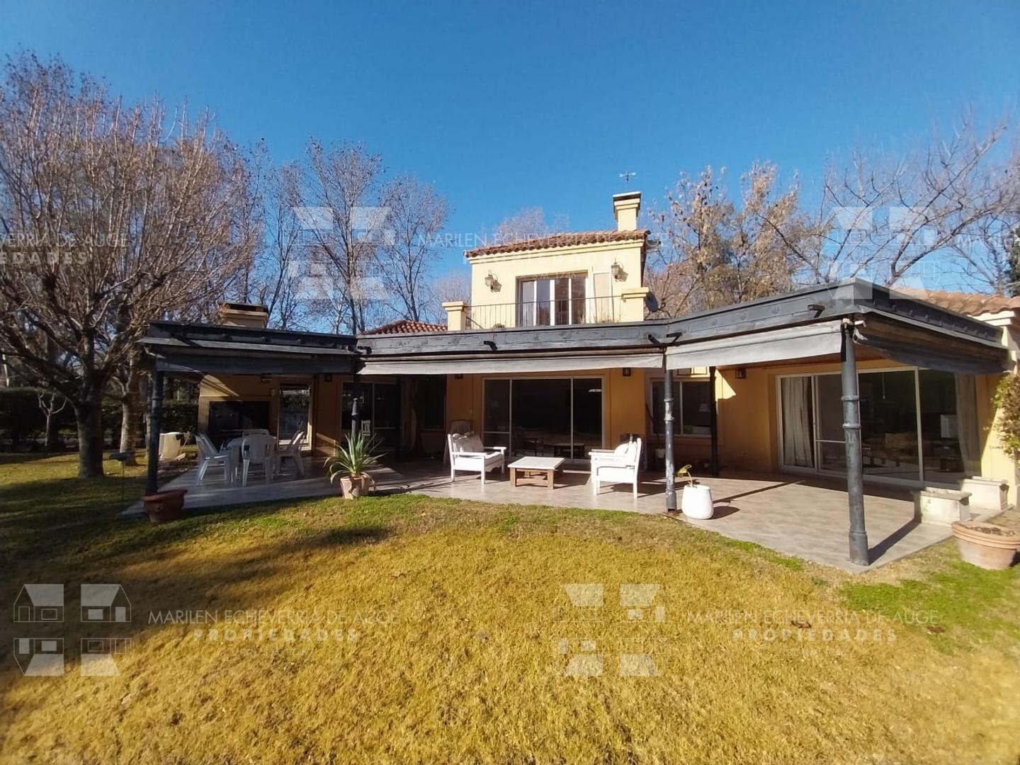 Casa en Venta con 4 cocheras