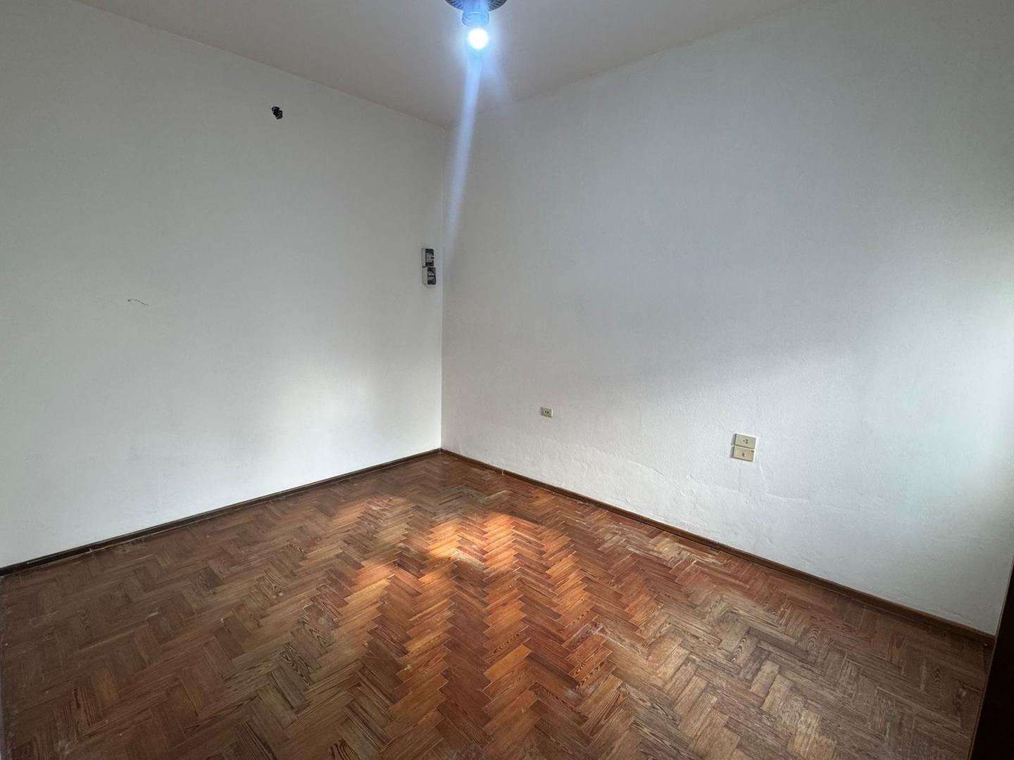 Depto Tipo Casa en Alquiler en Lomas del Mirador, $ 850.000