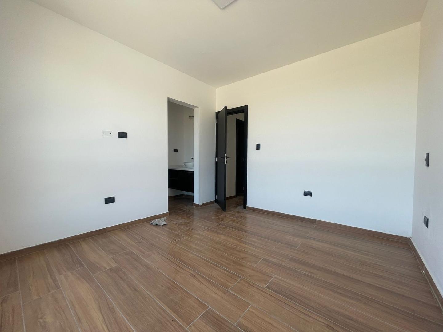 Casa en Venta con 4 cocheras