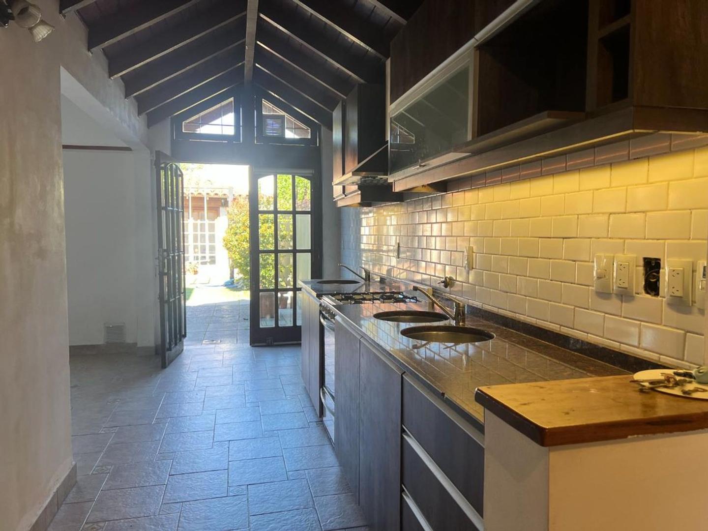 4 AMBIENTES VENTA CASA JARDIN PILETA QUINCHO