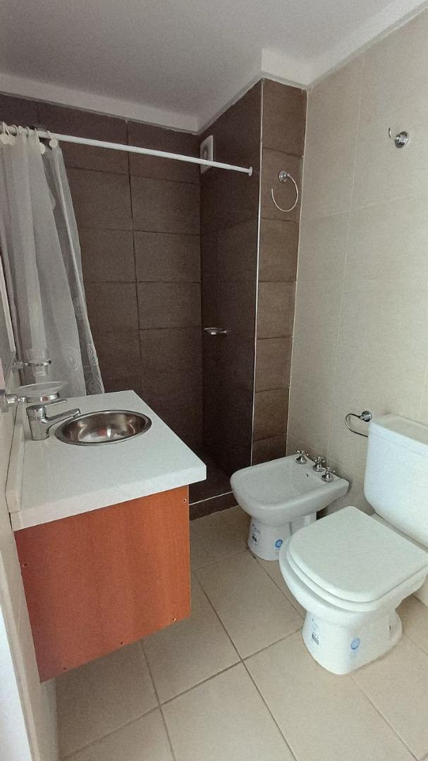 AMPLIO MONOAMBIENTE CON PATIO EXCLUSIVO EN ALQUILER