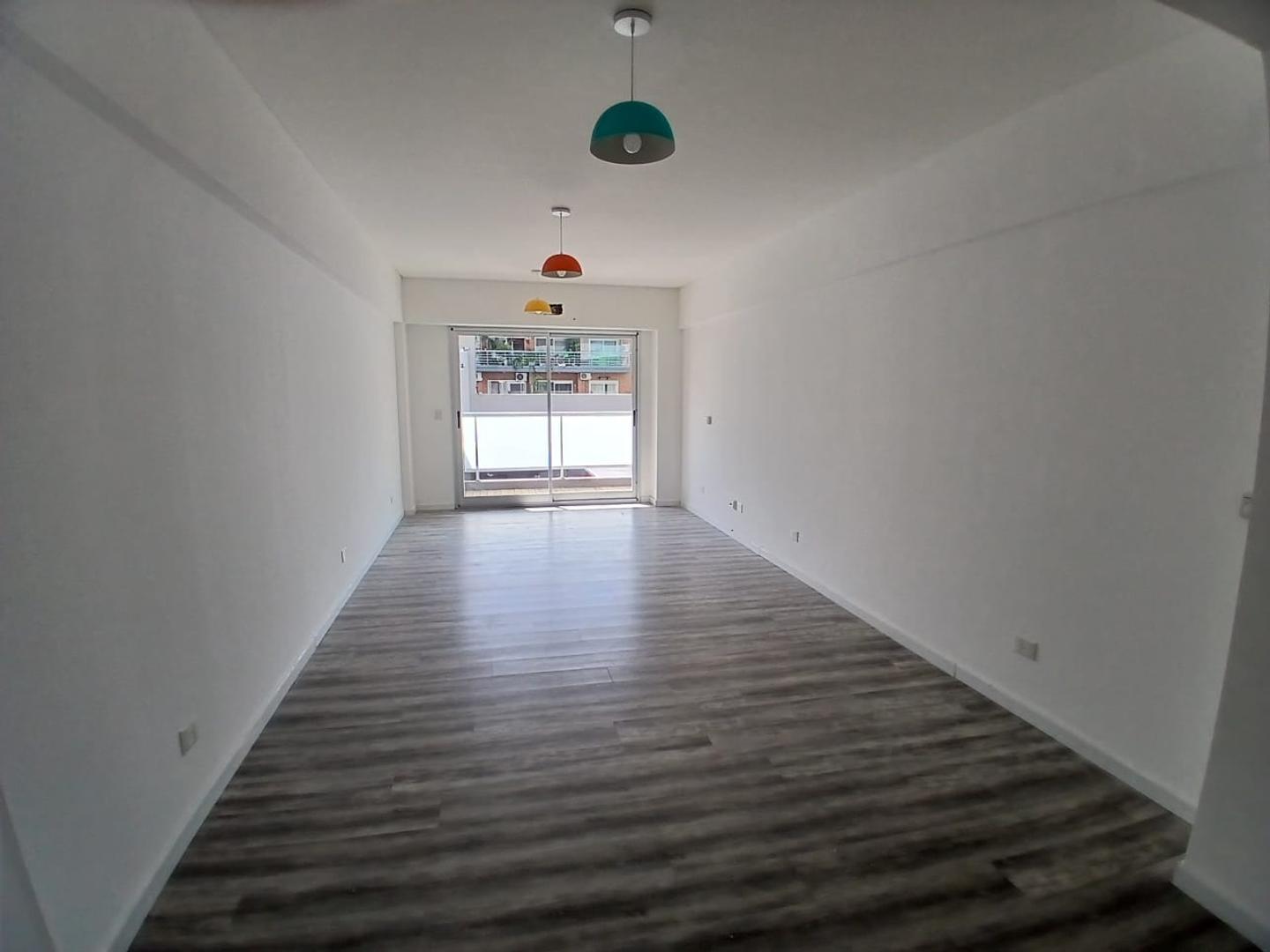 2 AMB. AL FRENTE CON ESCRITORIO EN EDIFICIO MODERNO!