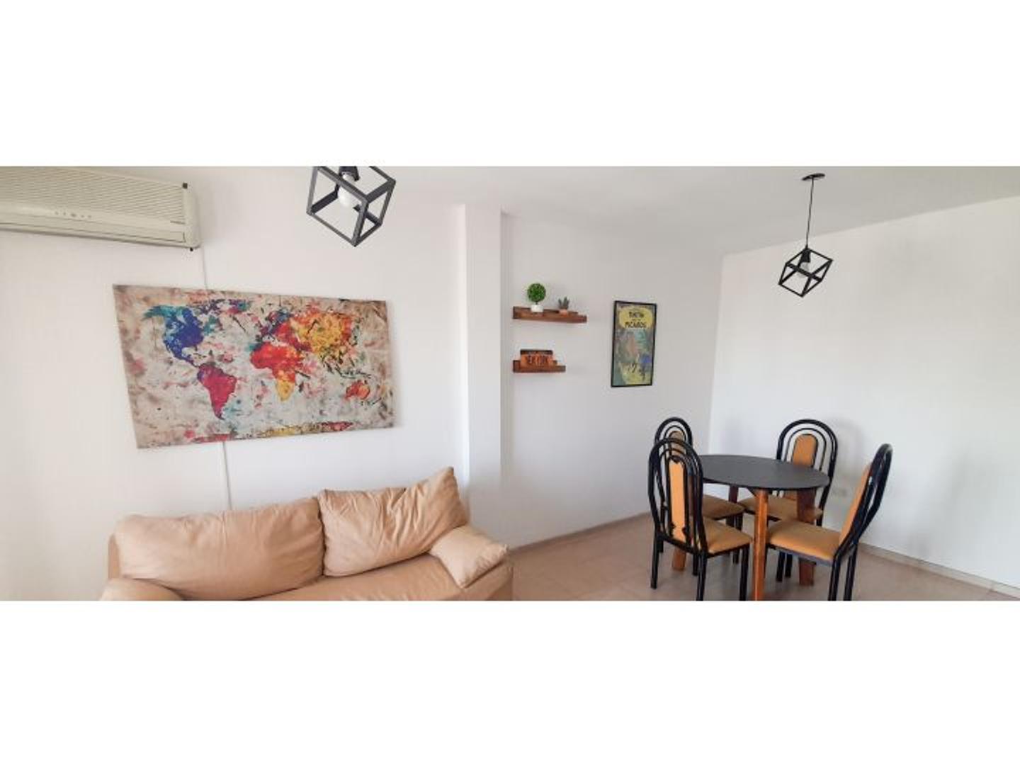 Un dormitorio. Muy amplio. Con balcón. Pichincha Rosario