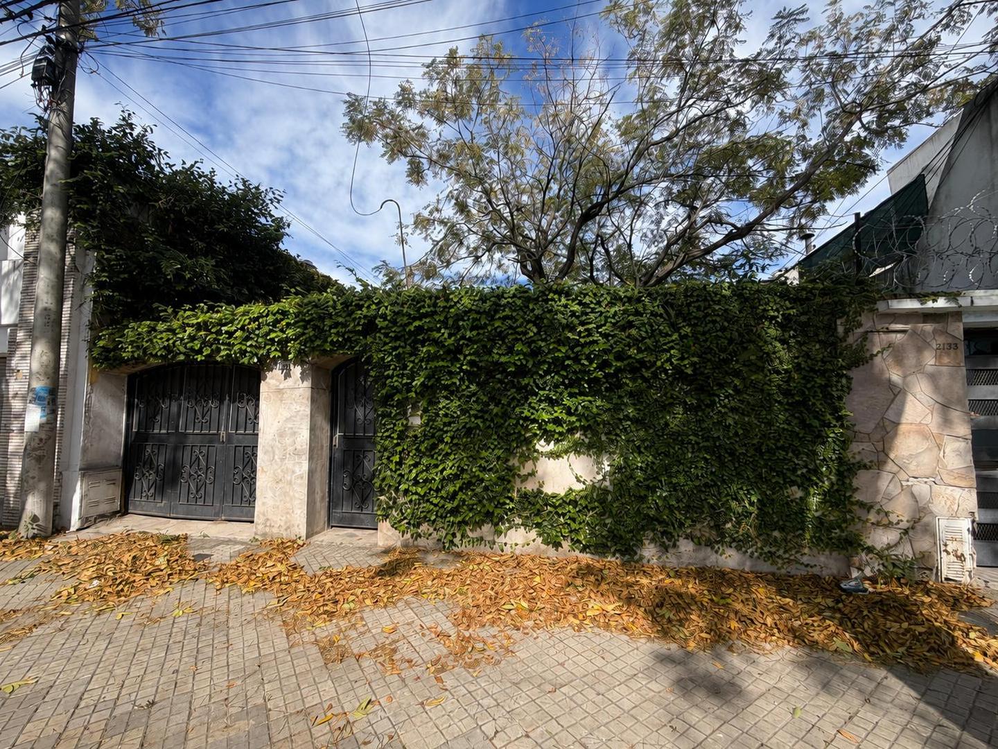 Casa en venta 3 dormitorios con cochera y amplio jardín- Rosario