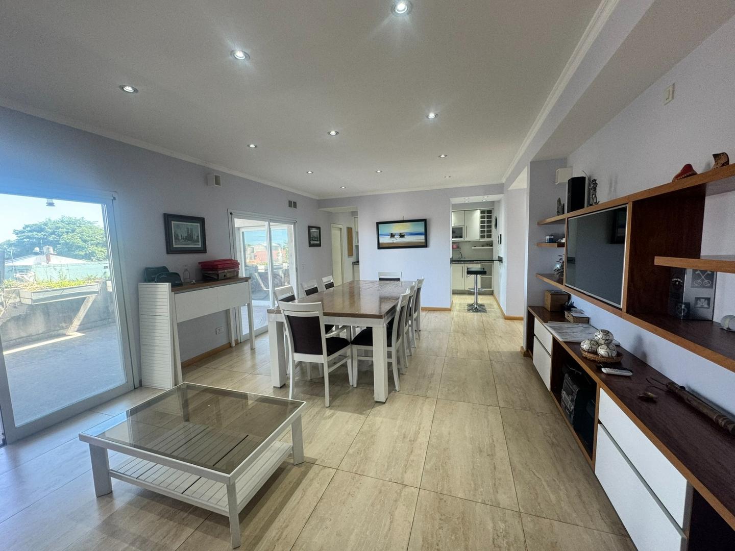 Dpto 3 amb mas importante local sobre Av. L. Valette (Fair)