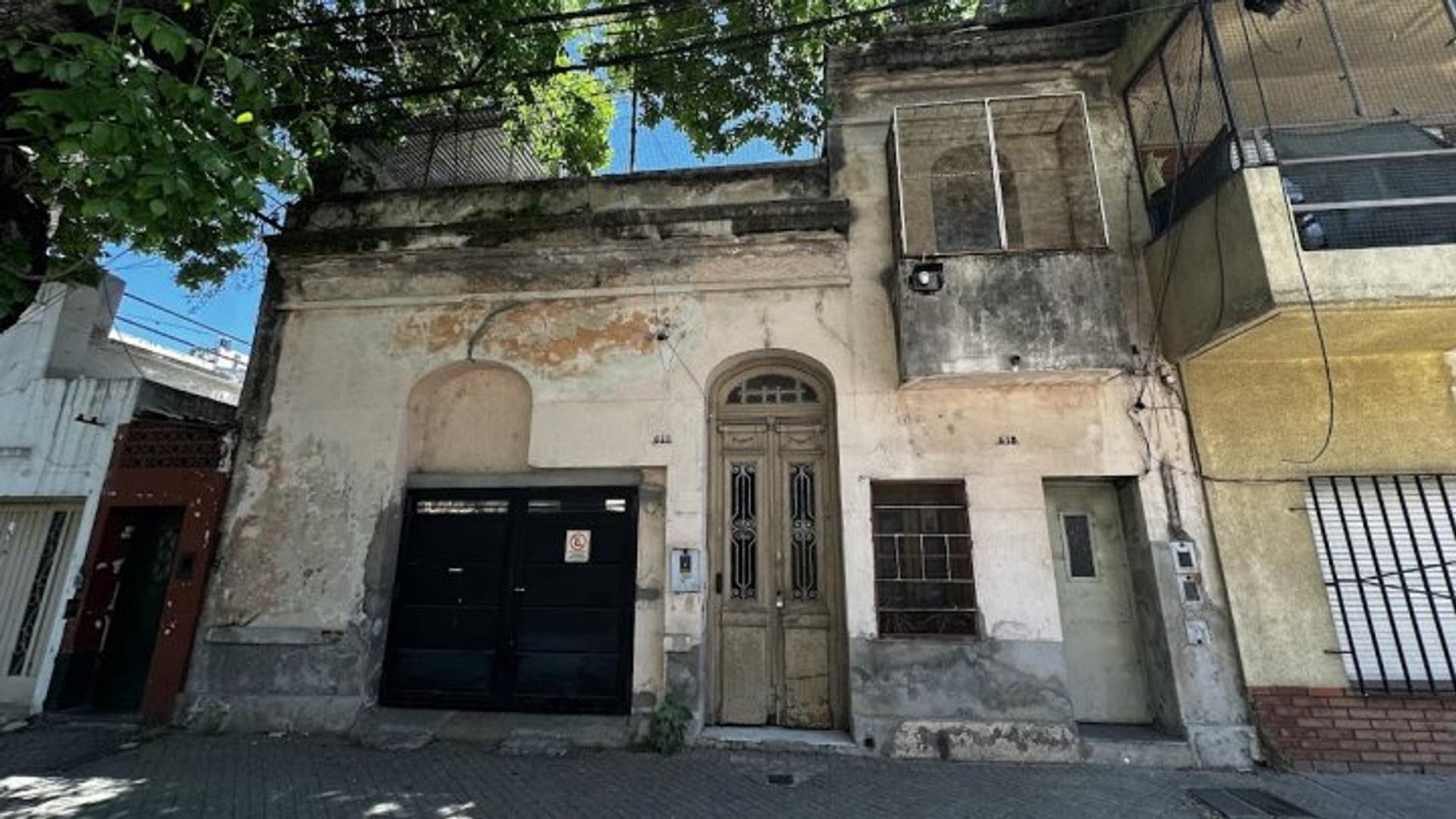 Ideal desarrollo en Barrio Luis Agote: 182 m² para construir o reformar en Constitución y San L...