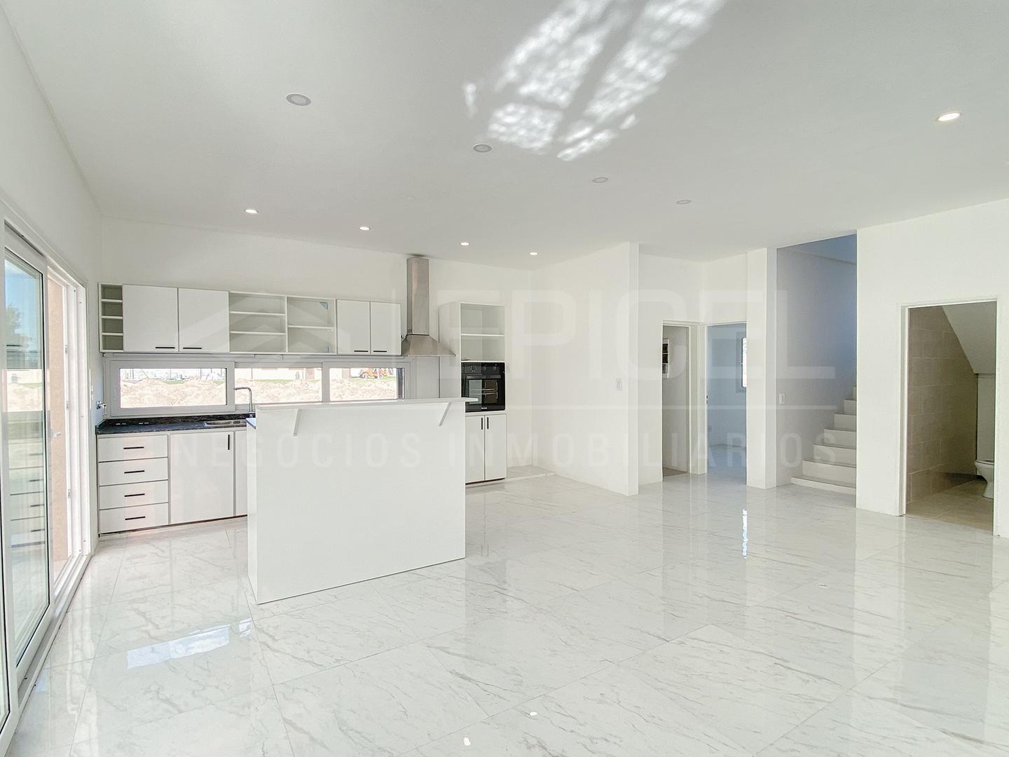 Casa a estrenar - 4 ambientes - Permuta - Lagos de Canning