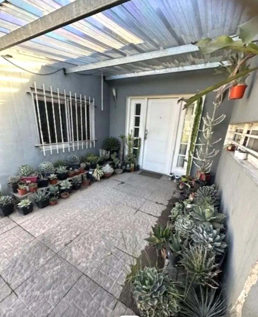 CASA CON JARDIN de 2 ambientes en Del Viso