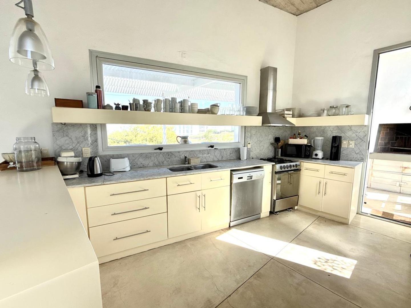 Casa en Venta con 10 cocheras