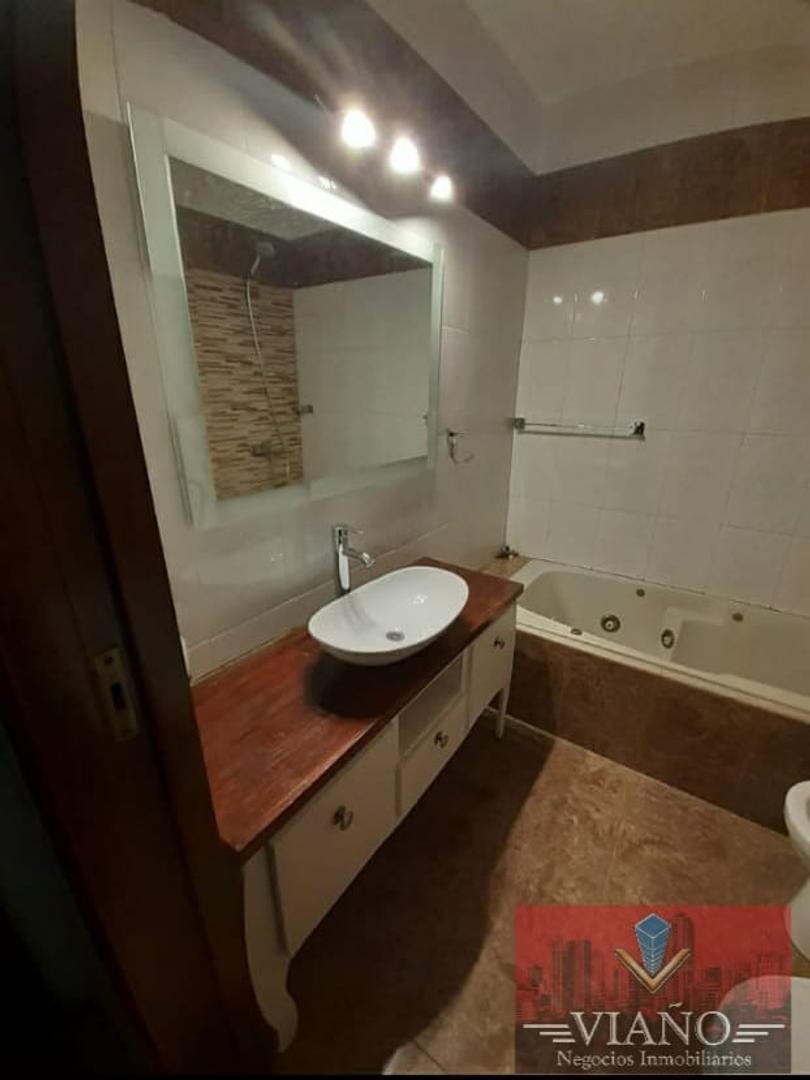 Chalet 4 ambientes con cochera en venta - Gerli, Avellaneda.