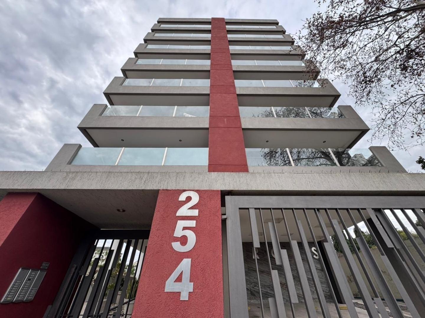 Amplio departamento 2 ambientes en excelente ubicación.