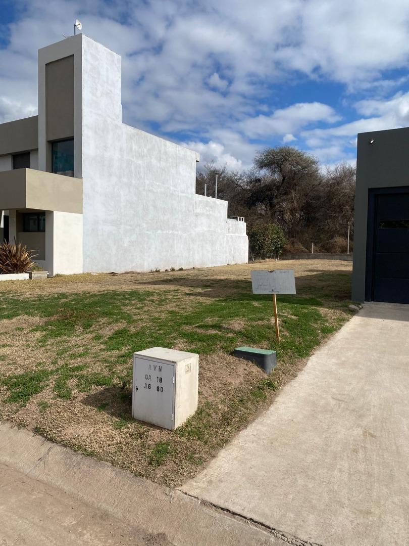 Lote con ESCRITURA en Docta AVENIDA listo para construir 