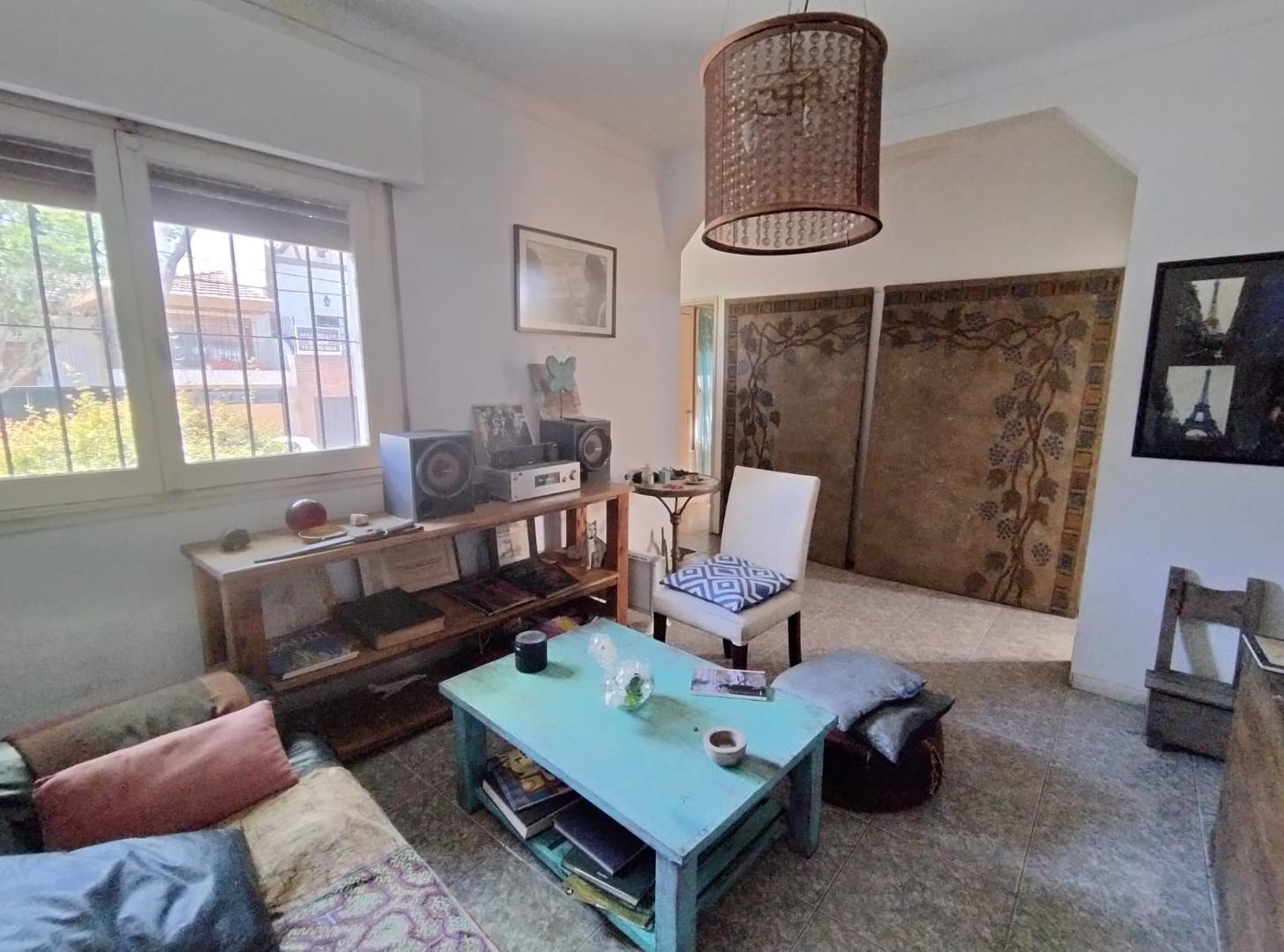 SIMPATICA CASA EN LOTE PROPIO PARA RECICLAR