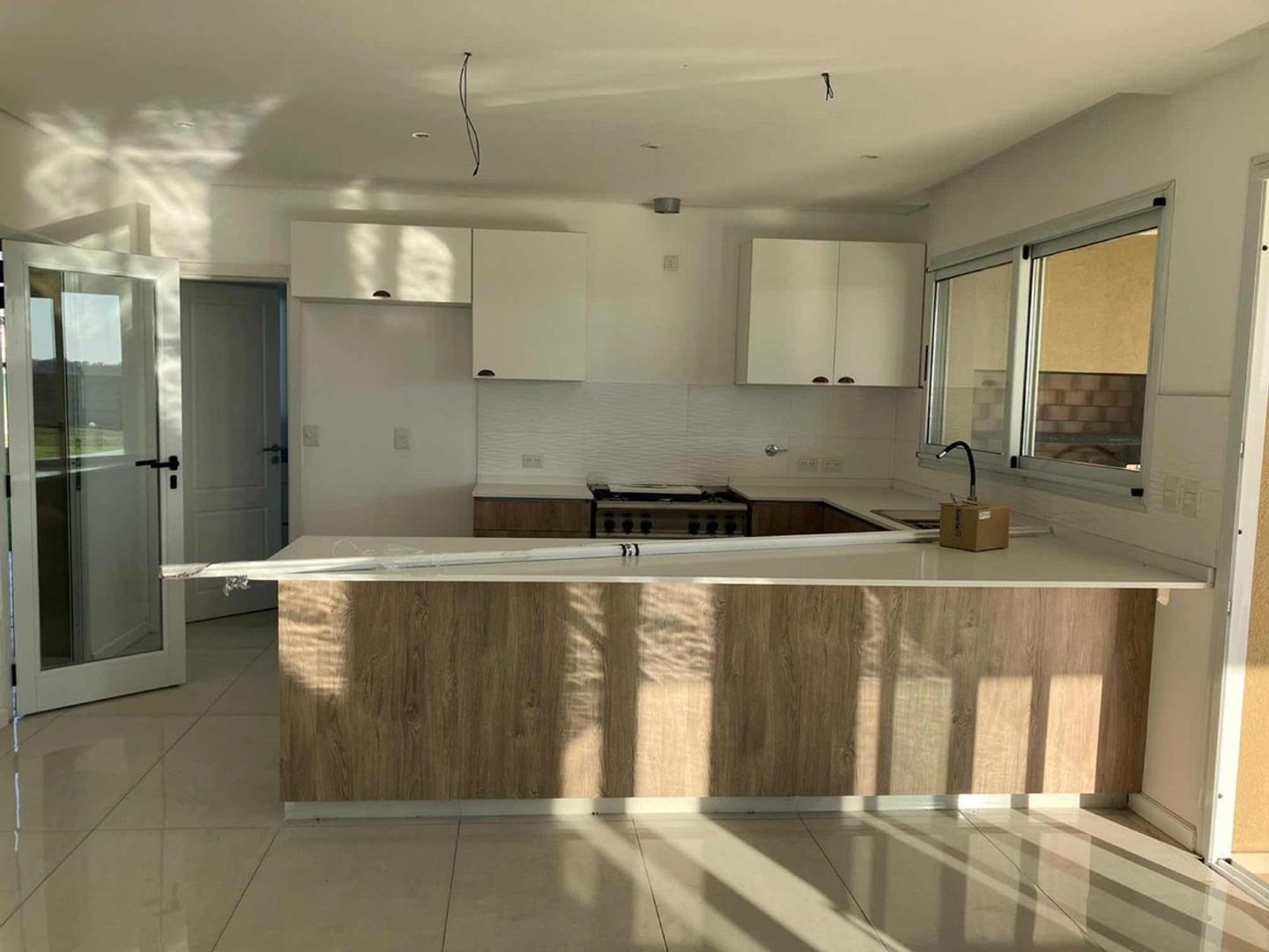 CASA EN VENTA 5 AMB. EN BARRIO TERRALAGOS-SECTOR LAGUNA