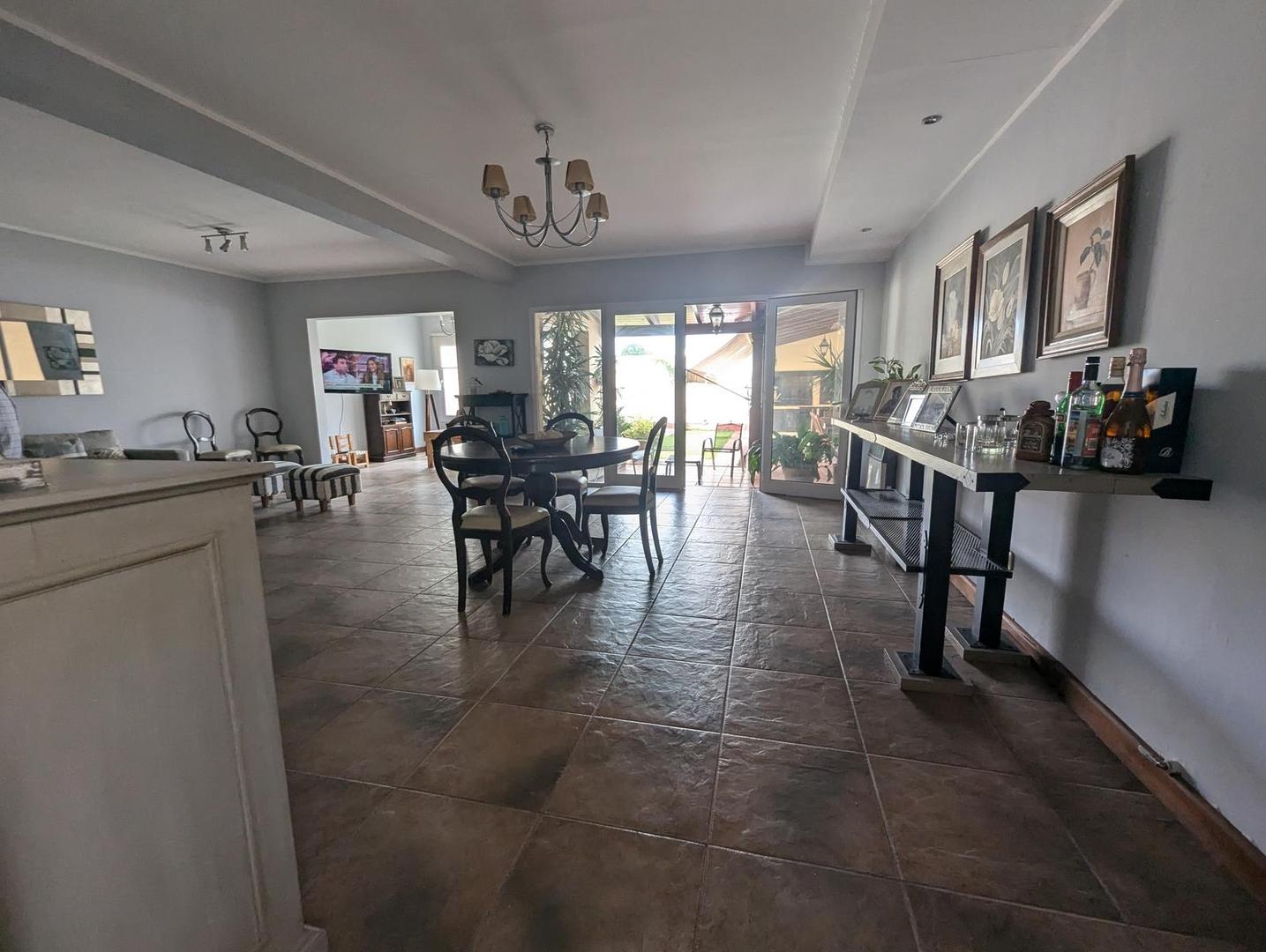 Casa 5 ambientes con 4 baños