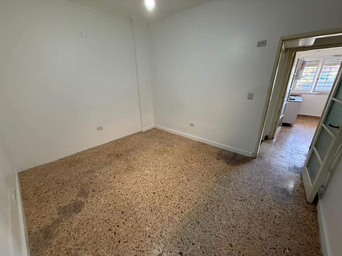Departamento tipo casa con frente a Av. Gral Paz. Apto prof