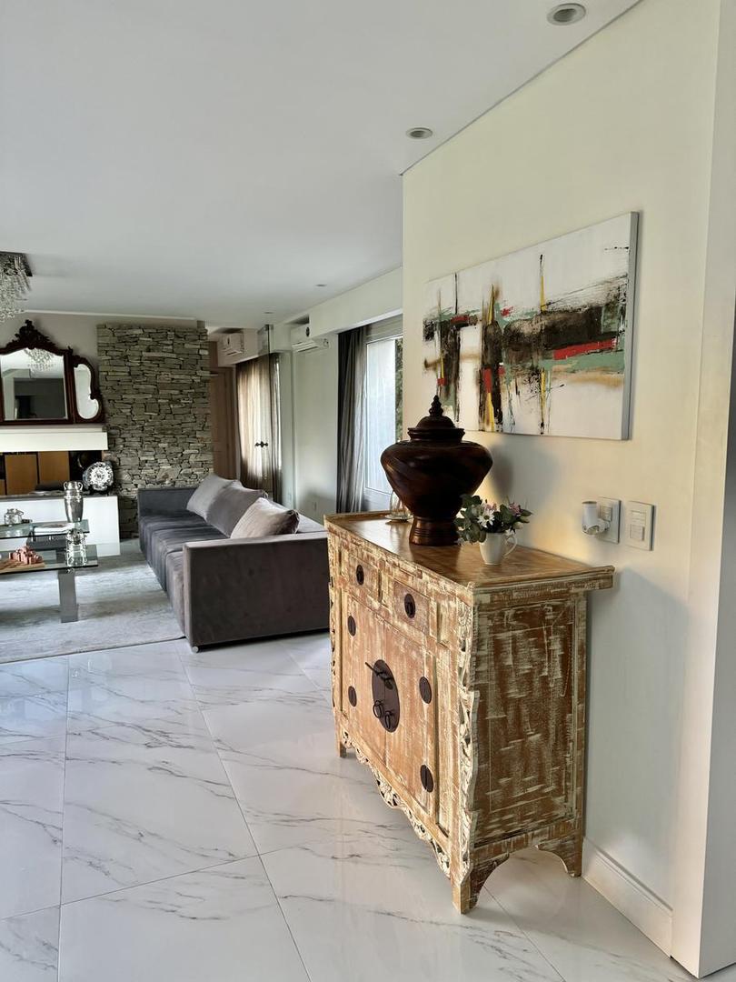 Casa 8 ambientes con 5 baños