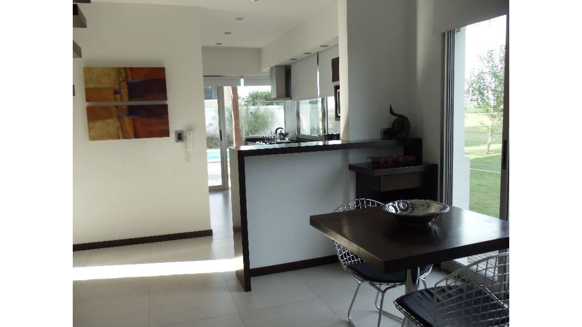 Casa 4 ambientes con 3 baños