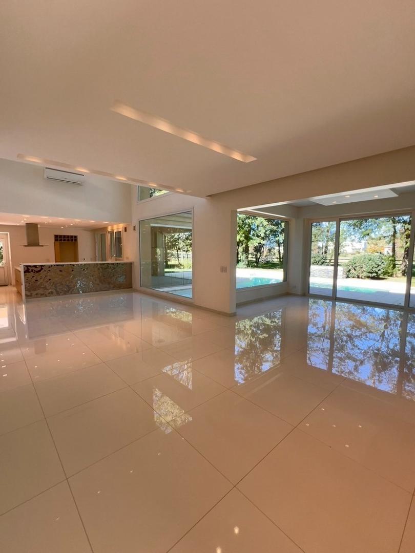 Casa en Venta con 5 cocheras