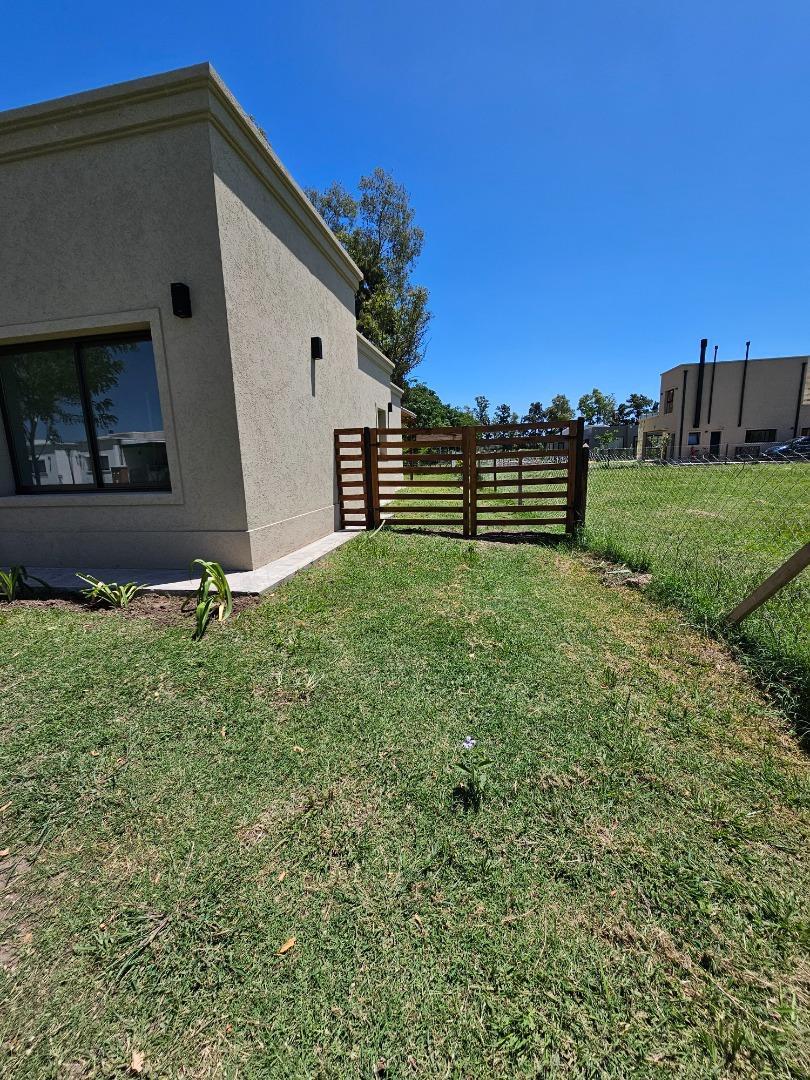 Casa en Alquiler con 3 cocheras