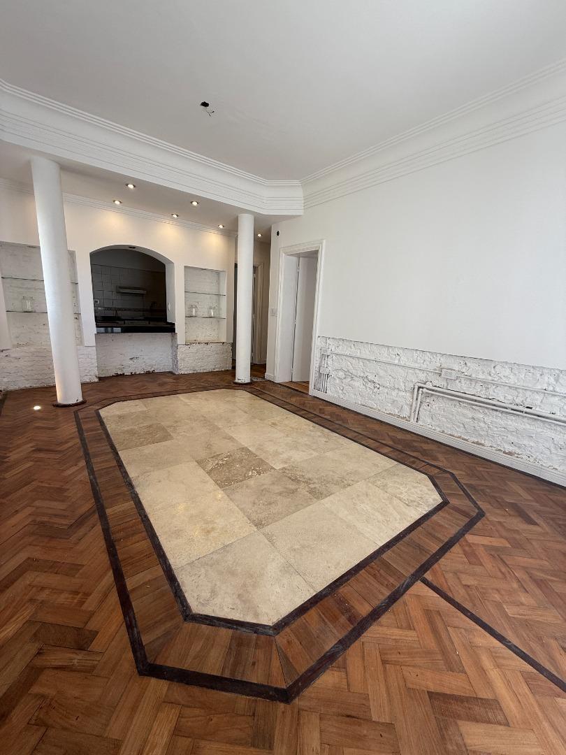 Casa en Alquiler con 6 cocheras