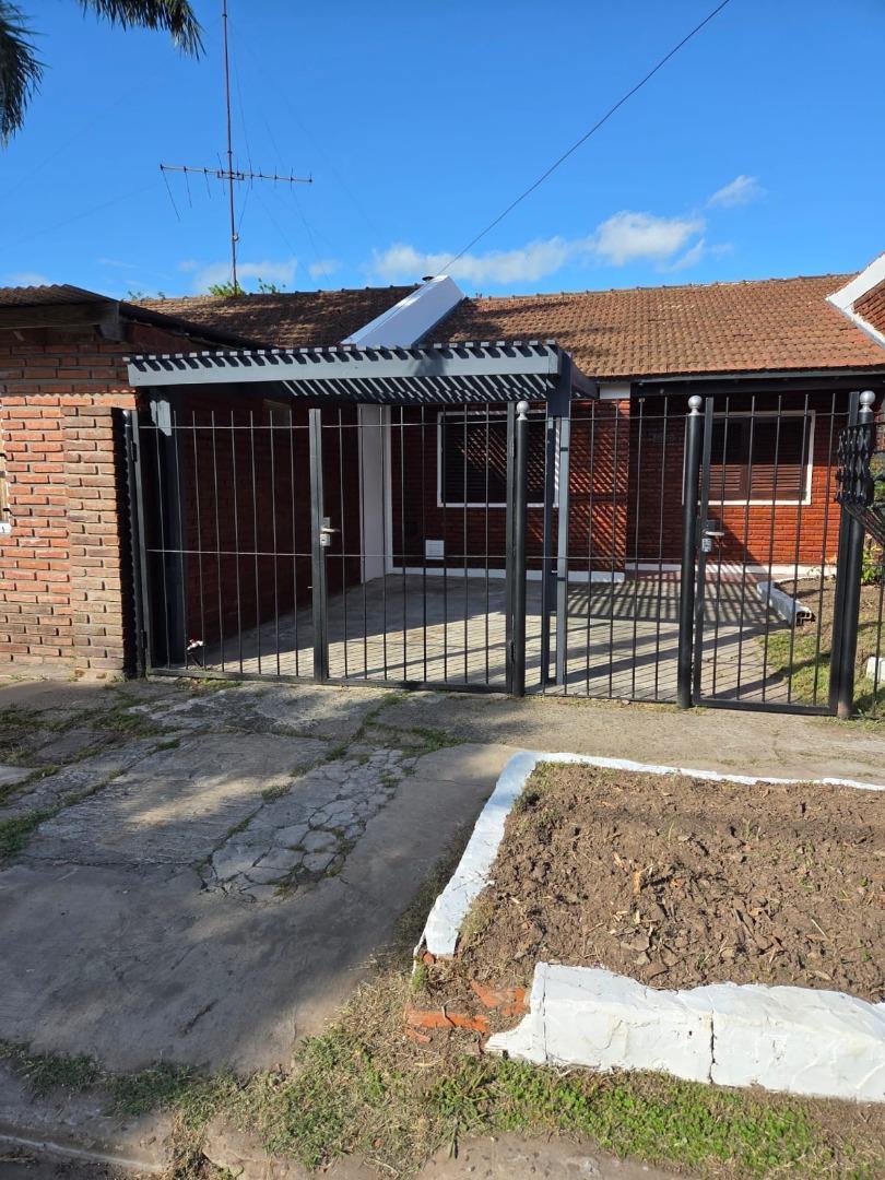 VENDO CASA DOS DORMITORIOS ENTRADA P AUTO PATIO AMPLIAS POSI