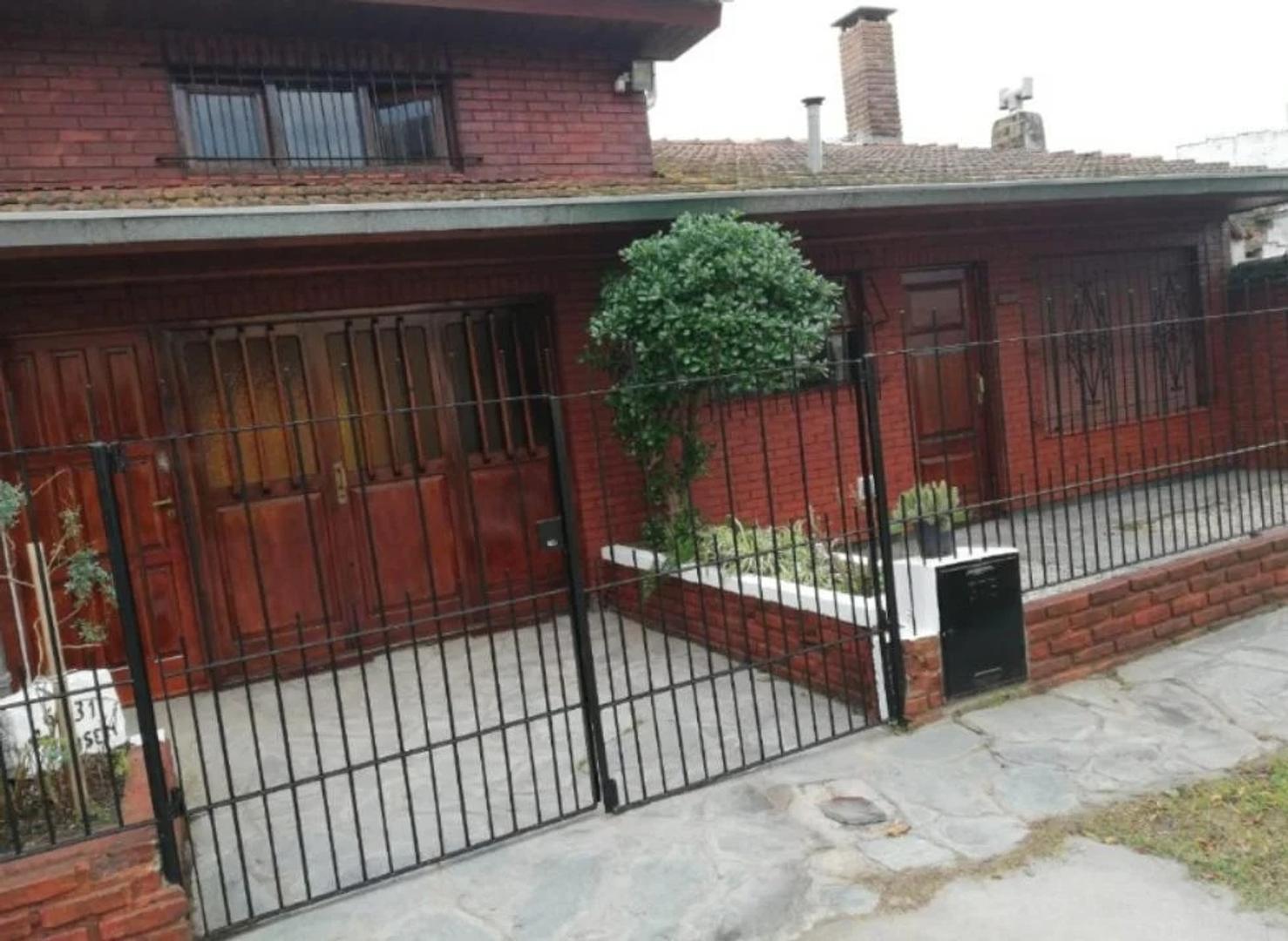 VENTA CASA DE 4 AMB EN VILLA PRIMERA!