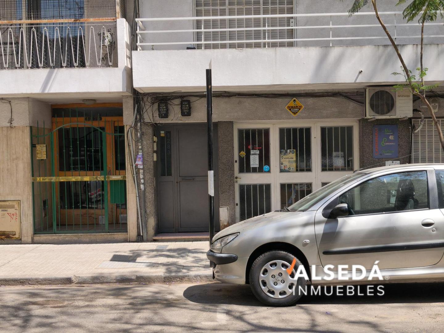 Casa de pasillo de 2 dormitorios en venta NO PH !