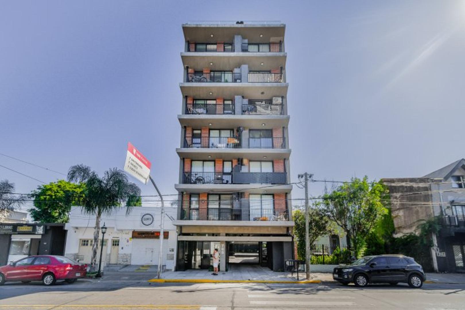 2 AMBIENTES TIPO PENTHOUSE CON BALCON, GRAN TERRAZA Y PARRILLA PROPIA CON VISTA ABIERTA Y COCHE...