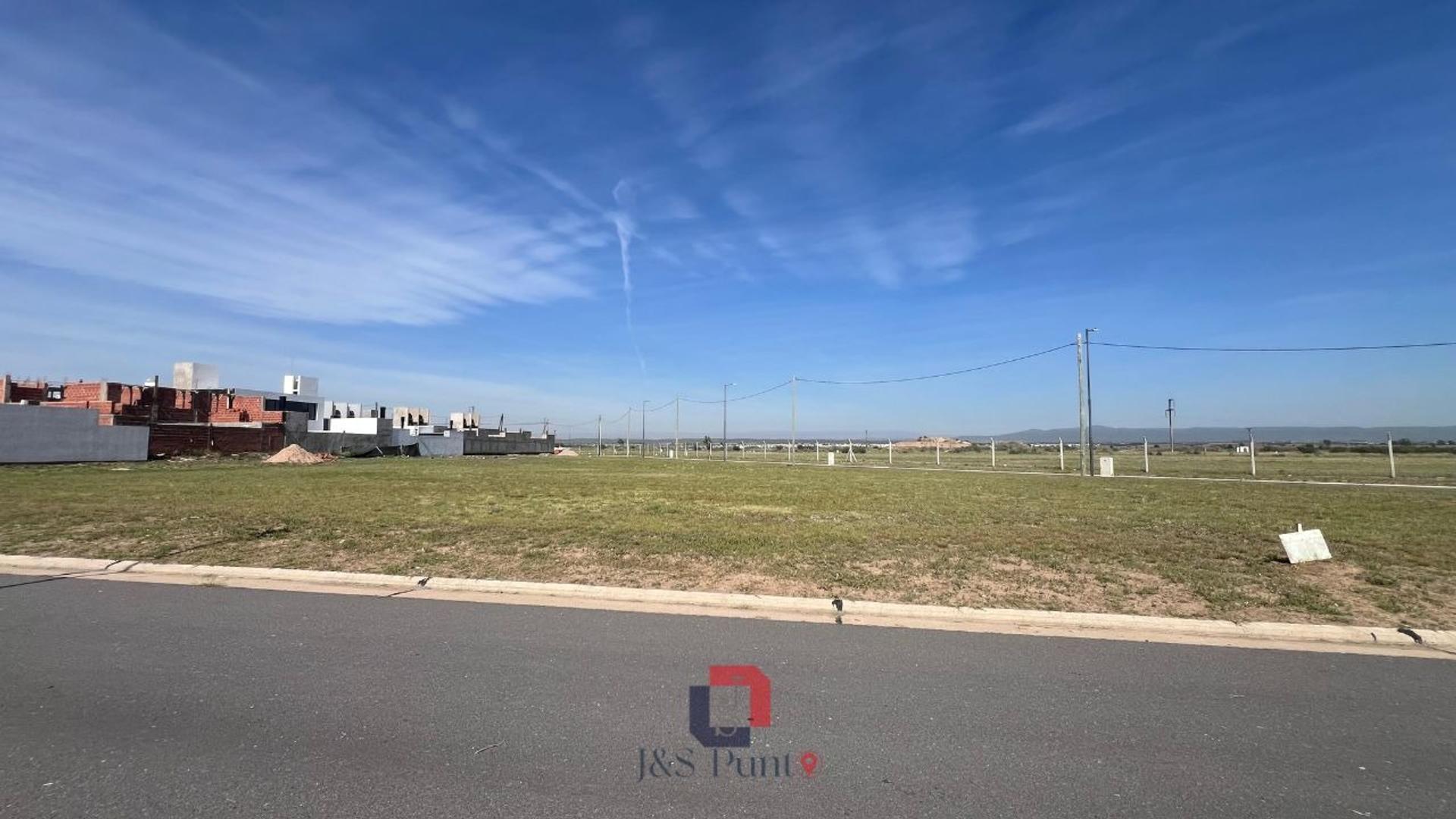 LOTE EN BRISAS DE MANANTIALES (FRENTE A ESPACIO VERDE)