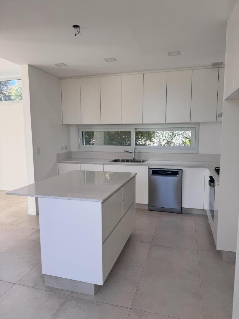 Casa en Alquiler de 4 dormitorios