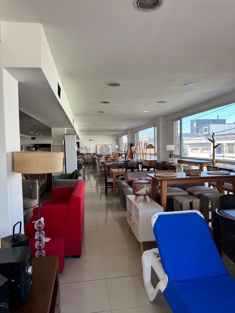 Edificio comercial en alquiler, esquina estratégica