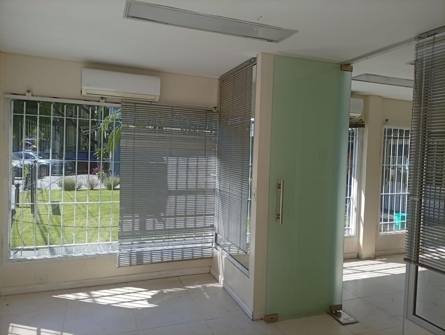 Oficina 3 ambientes con 2 baños