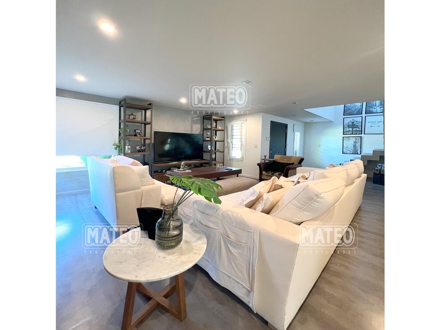 Casa en Venta con 2 cocheras