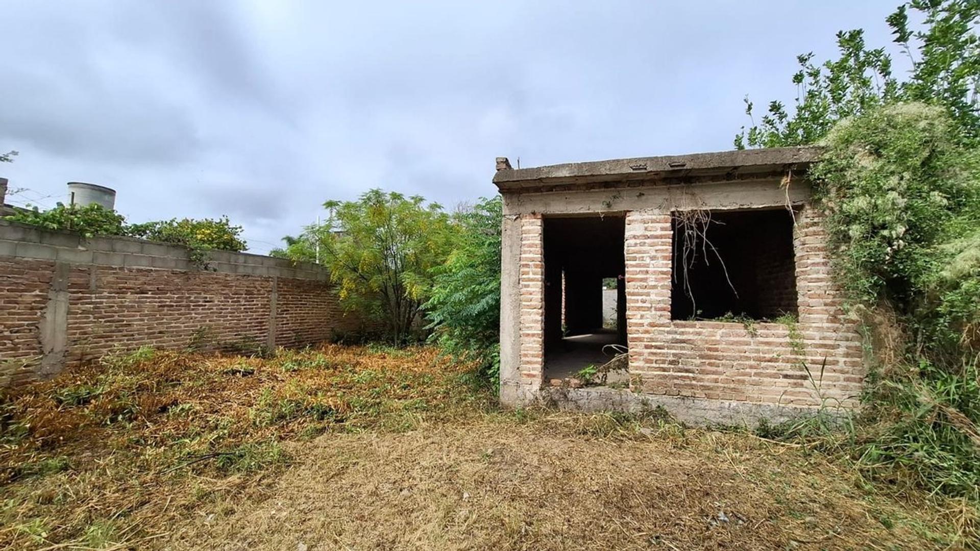Vende lote 300m2 con construccion en Toledo Cba.