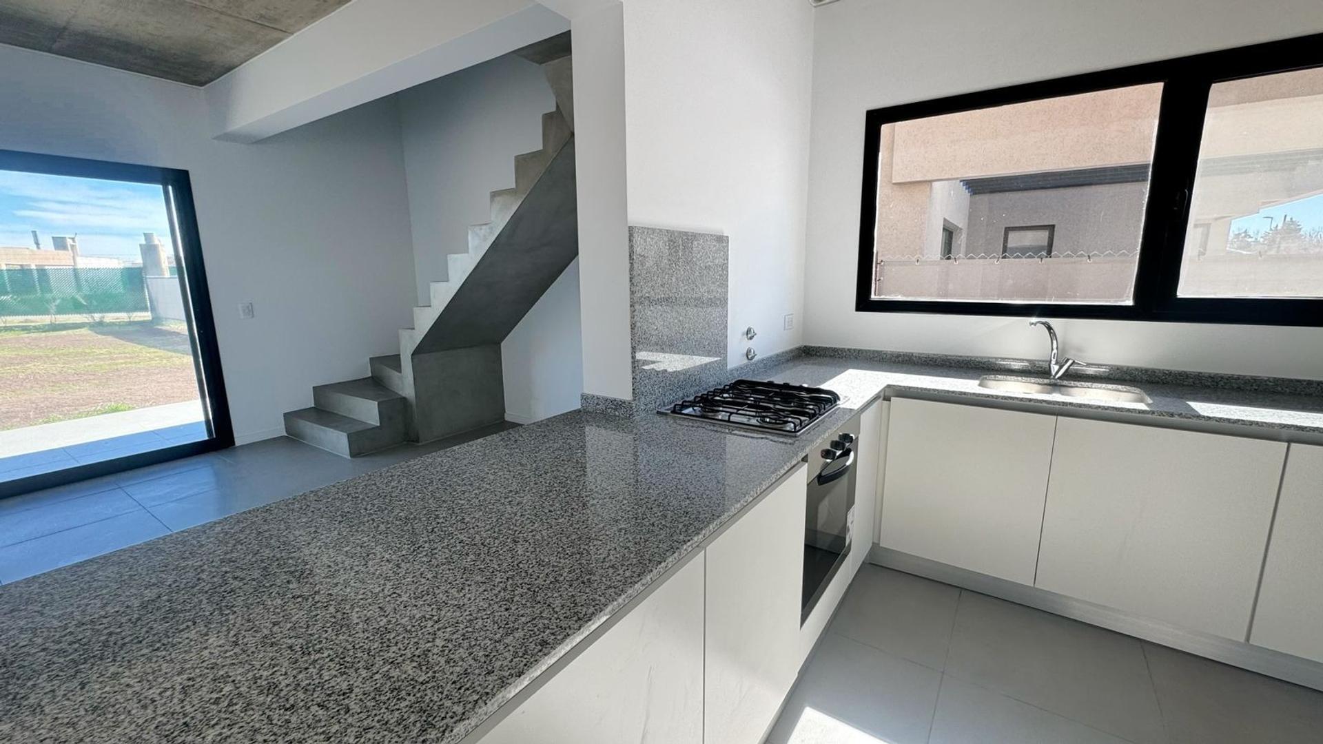 CASA DE TRES DORMITORIOS A ESTERNAR CONDOMINIOS DON MATEO