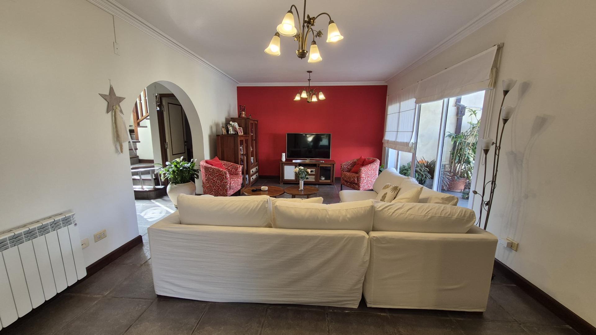 Almirante Espora, Grand Bourg