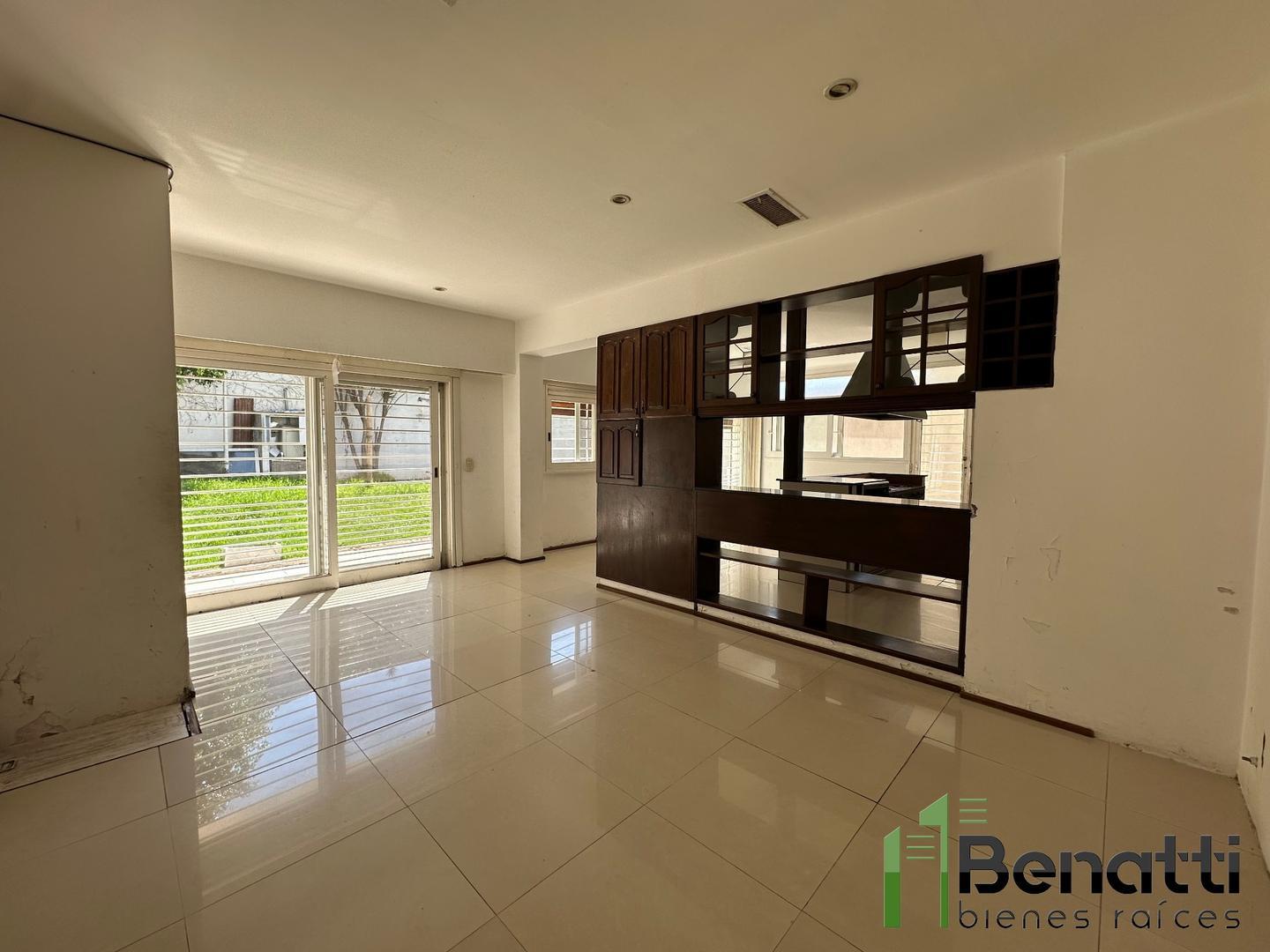 Casa sobre DOS LOTES. 6 ambientes. EXCELENTE UBICACIÓN.