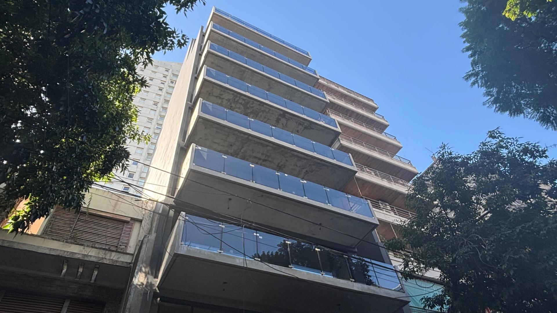 Excelente dúplex de 3 ambientes con 3 balcones aterrazados