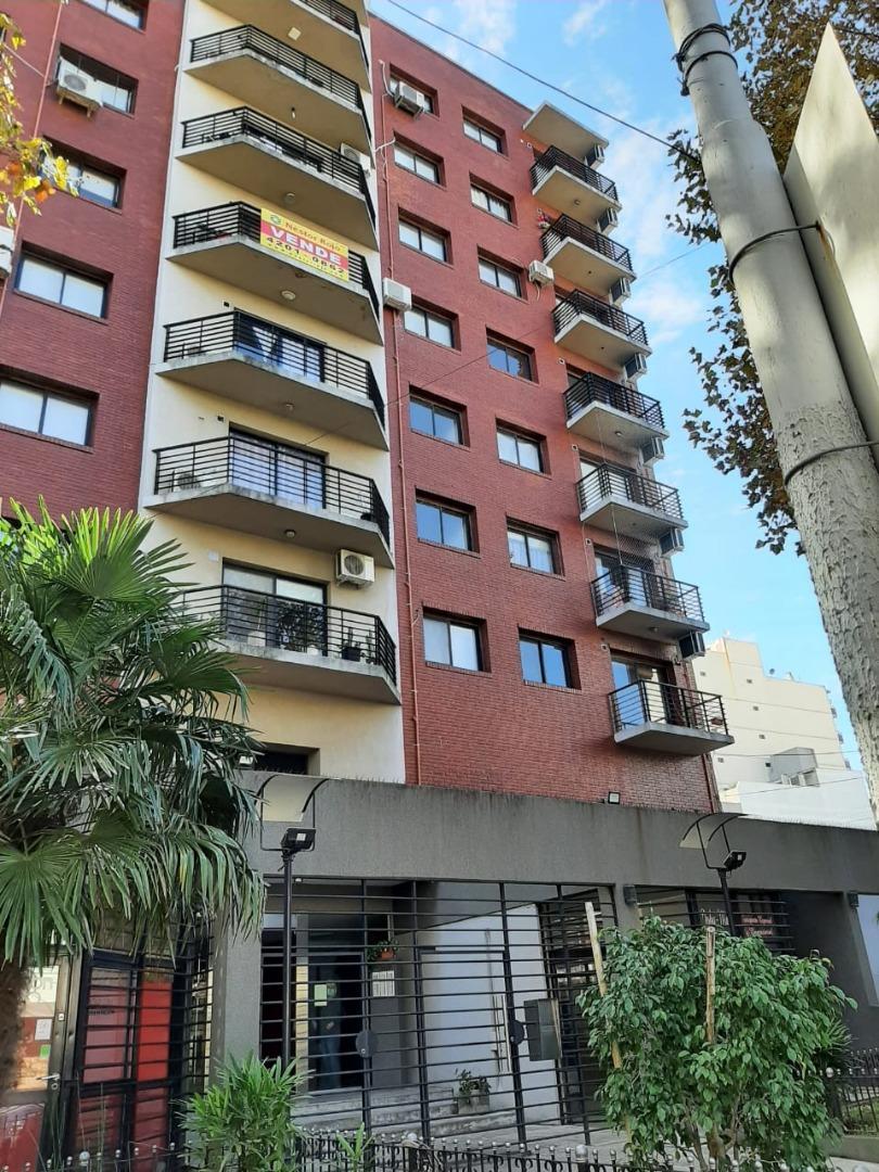 Depto. 2 amb. con cochera Avell. Centro.