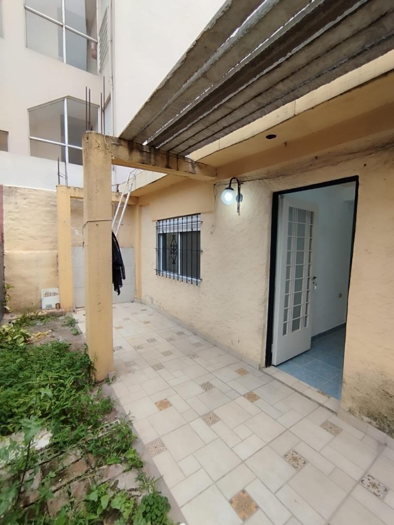 ALQUILER PH 2 AMBIENTES CON PATIO, CHILAVERT