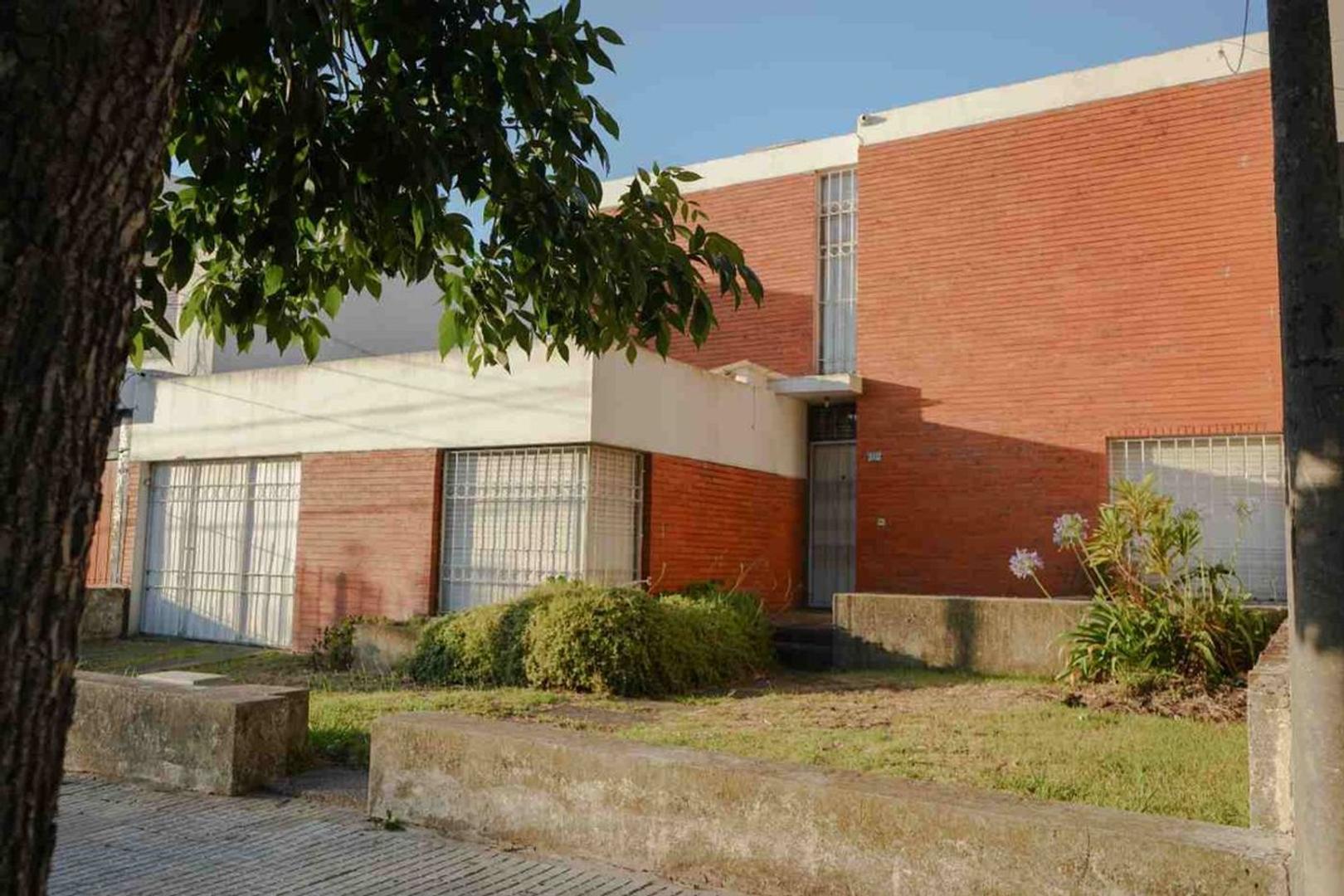 Vendo casa 4 dormitorios garaje  fondo  Prado