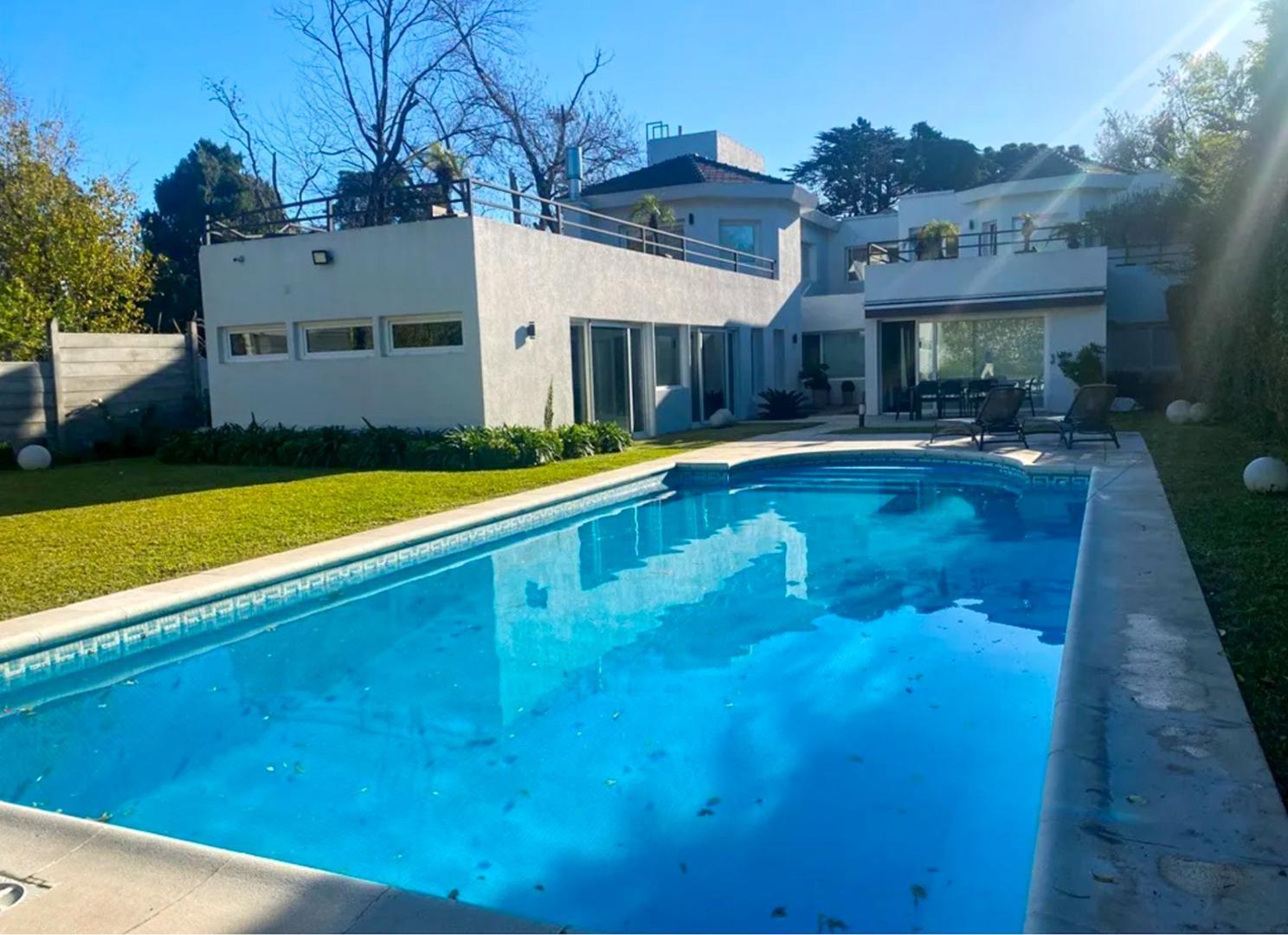 Casa en venta 5 ambientes 3 suites y gran jardín