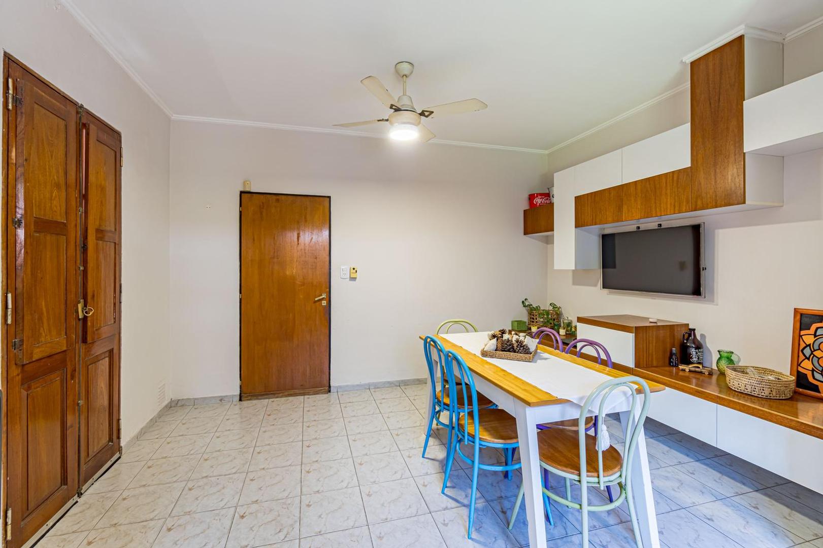 VENTA - Casa de 4 dormitorios , quincho y cochera . Echesortu , Rosario .