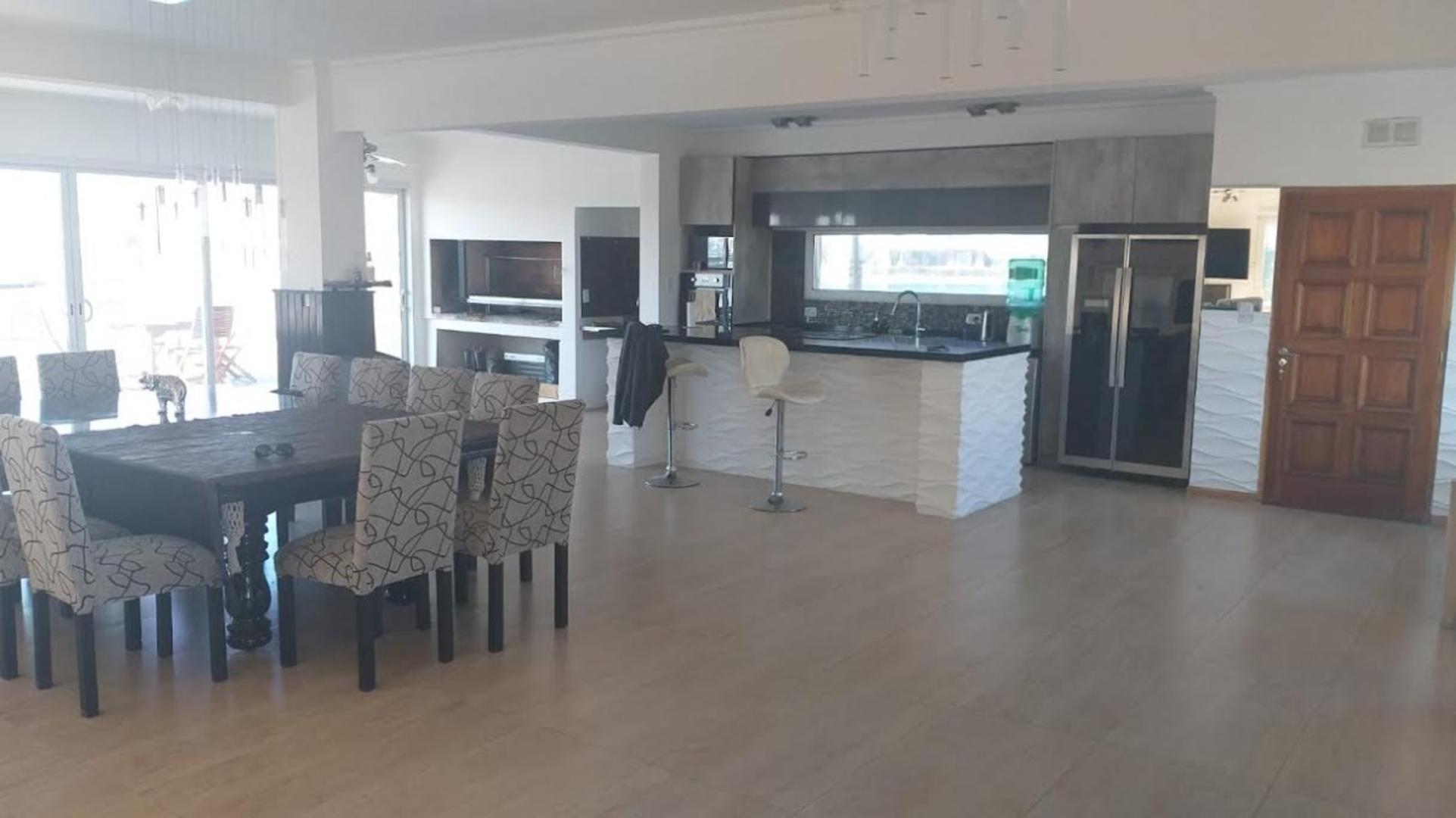 Casa 5 ambientes con 4 baños