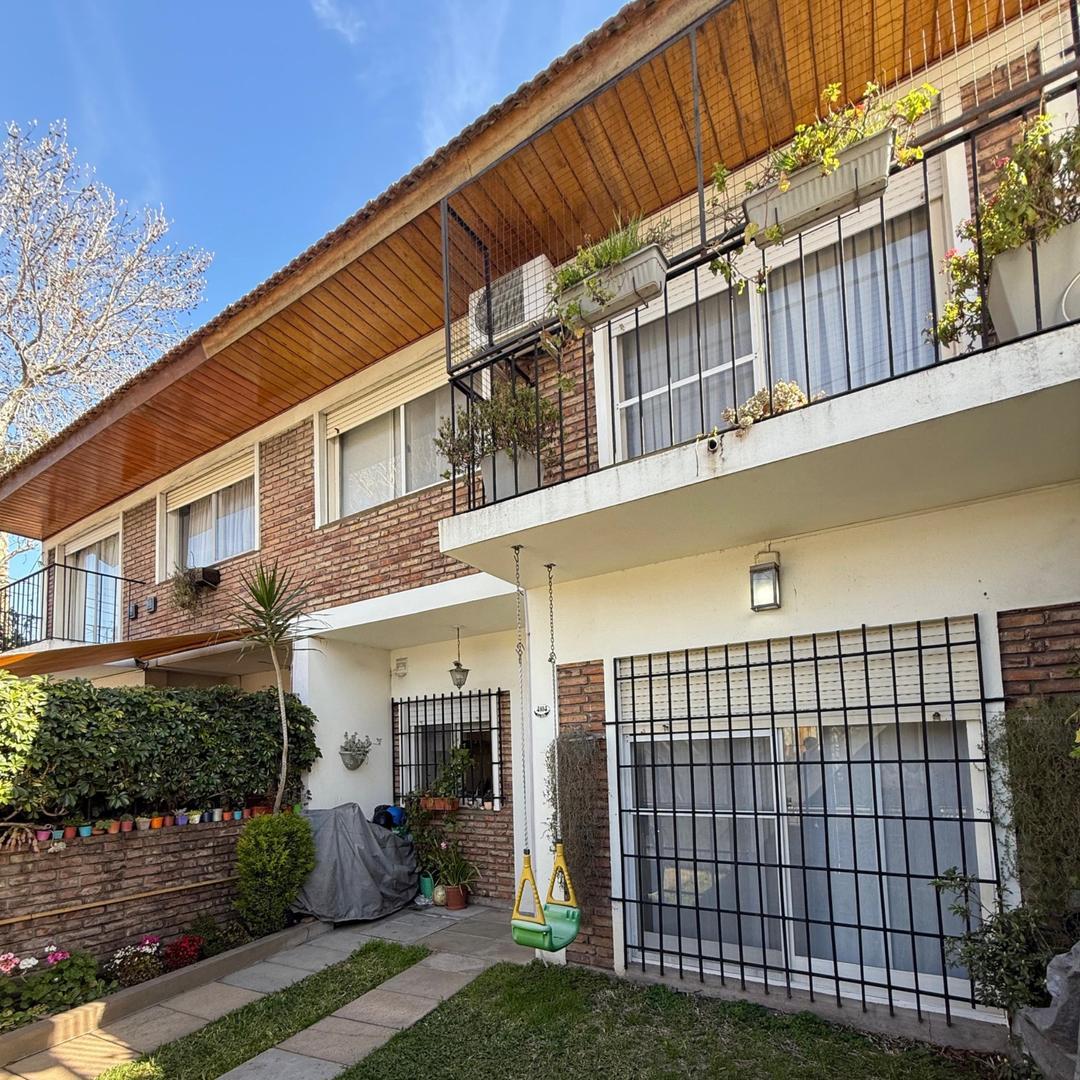 Duplex  venta 4 ambientes jardín cochera Olivos