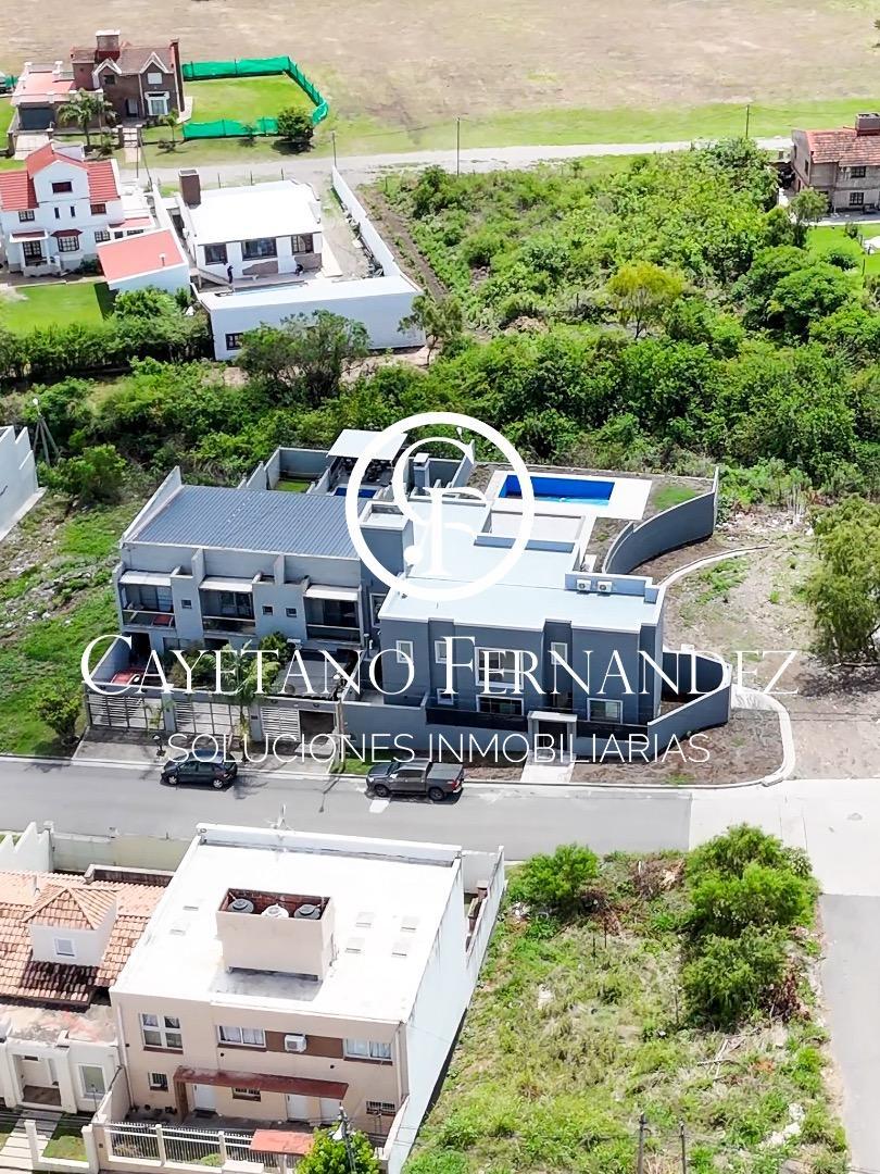 Casa en Alquiler con 4 cocheras