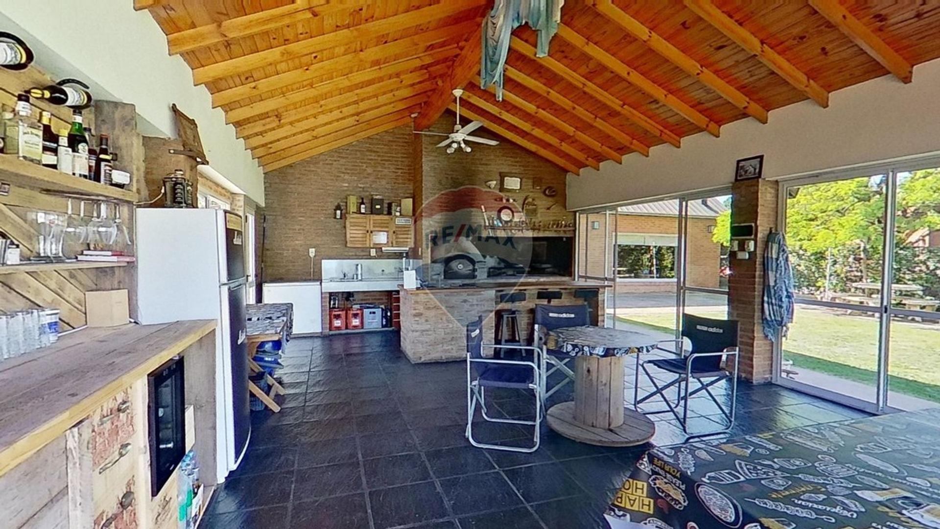 Casa 4 ambientes con 2 baños