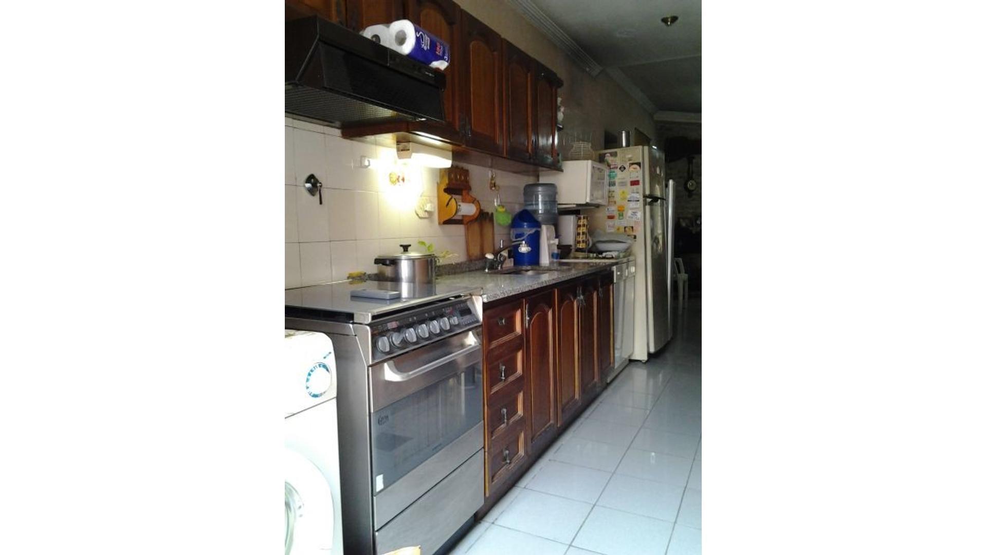 AMPLIO CHALET EN BANFIELD