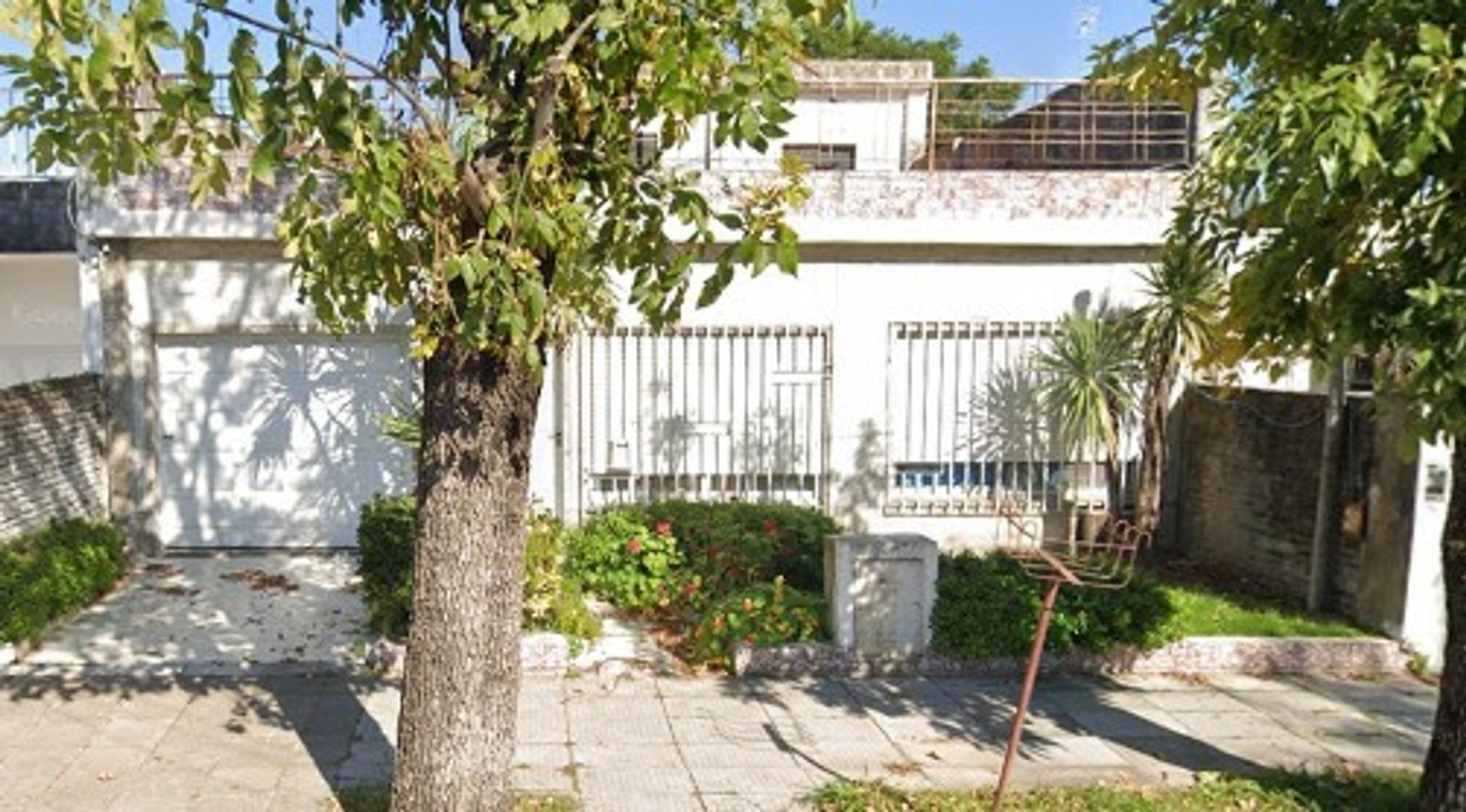 VENTA - CASA 4 AMB.- FONDO LIBRE - EL PALOMAR